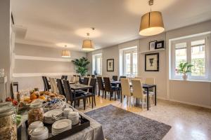 un comedor con mesa y sillas en Hotel King, en Roma