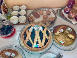 uma mesa coberta com pratos de bolos e pastelaria em B&B Sole Luna em Perugia