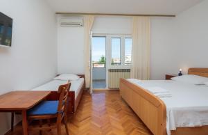 Postel nebo postele na pokoji v ubytování Apartments and Rooms Denis
