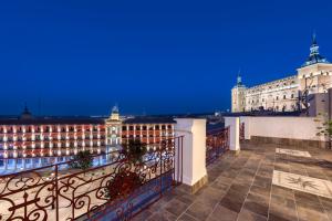 - une vue de nuit depuis le balcon d'un bâtiment dans l'établissement Hotel Boutique Adolfo, à Tolède