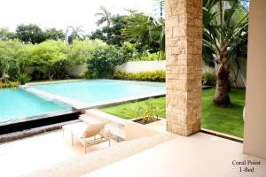 Bazén v ubytování Coralpoint Gardens Suites & Residences nebo v jeho okolí
