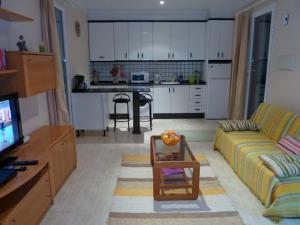 a living room with a couch and a kitchen at Duplex Naturista urb. Vera Natura in Vera