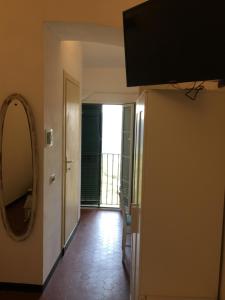 salon z lustrem i korytarzem w obiekcie Cà Bartolomeo w mieście Finale Ligure
