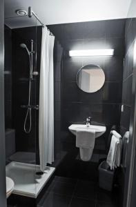 a bathroom with a sink and a shower and a toilet at Totalenergies Frit Autentic Habay-la-Neuve in Habay-la-Neuve