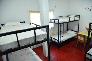 希克杜沃Lucky Beach Front Hostel的带桌子的客房内的两张双层床 更多3张照片