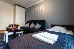 sypialnia z łóżkiem i krzesłem w obiekcie Batory Apartament w mieście Chorzów