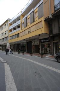 une rue vide devant un bâtiment dans l'établissement Hotel Cecco, à Arezzo