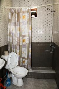 Bathroom sa Maya Guest House
