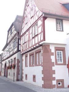 um edifício branco com uma cor castanha e branca em Hotel Adler em Babenhausen