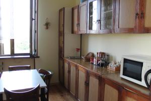 Kitchen o kitchenette sa Maya Guest House