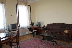 TV at/o entertainment center sa Maya Guest House