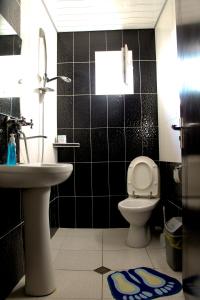Bathroom sa Maya Guest House
