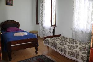 Kama o mga kama sa kuwarto sa Maya Guest House