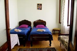 Tempat tidur dalam kamar di Maya Guest House