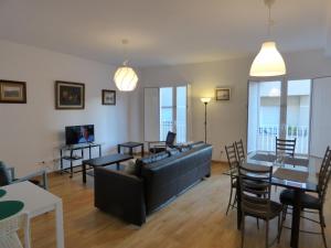 ein Wohnzimmer mit Sofa und Tisch in der Unterkunft Viviendas Turísticas La Merced in Ronda