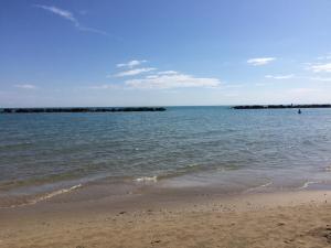 um corpo de água com uma praia de areia e o oceano em Residence Dolce Vita em San Benedetto del Tronto