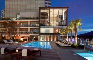 Bazén v ubytování Fairmont Pacific Rim nebo v jeho okolí