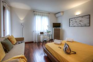 1 dormitorio con 1 cama grande y 1 sofá en B&B Maison Il Melograno, en San Marino
