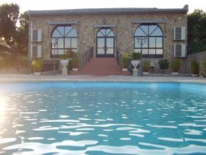 Bazén v ubytovaní Hotel Rural El Convento alebo v jeho blízkosti