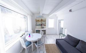 a living room with a table and a couch at Lotsenkoje in Cuxhaven
