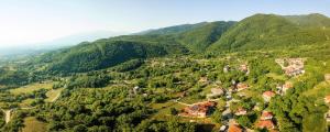 een luchtzicht op een dorp in de bergen bij Atrion Highland Hotel in Elatochori