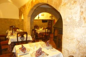 Un comedor con dos mesas con mantel blanco sidx sidx sidx sidx sidx en Hotel Rural El Convento en Valencia de Alcántara