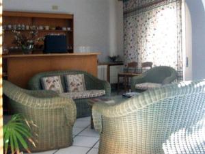 Sala de estar con 2 sofás y mesa en hotelverbania, en Sabaudia