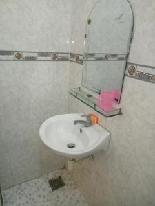 bagno con lavandino e specchio di Hung Kiet Guesthouse a Hà Tiên