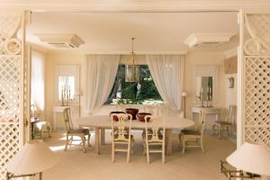 マスパロマスにあるMagnificent Villa Pieraのダイニングルーム(テーブル、椅子付)