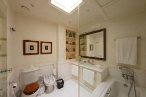 La salle de bains est pourvue d'une baignoire, de toilettes et d'un lavabo. dans l'établissement Magnificent Villa Piera, à Maspalomas