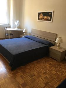 sypialnia z dużym łóżkiem i stołem w obiekcie Appartamento - Casa vacanza Nonna Grazia w Rzymie