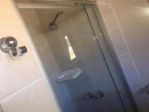 Koupelna v ubytování Everwood Estates + 30 fotografií