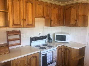 Kuchyň nebo kuchyňský kout v ubytování Everwood Estates