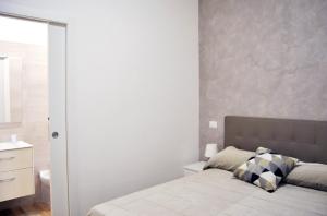 A bed or beds in a room at RomAmourHouse