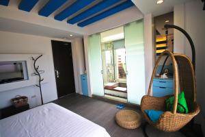 馬公市的住宿－海灣灣民宿，一间卧室配有秋千、一张床和镜子