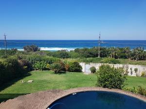 una vista de un patio con el océano en el fondo en Oceanic, en Scottburgh