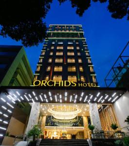 ホーチミン・シティにあるOrchids Saigon Hotelのオックスフォードのホテルを読む看板のある建物