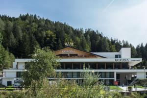 een gebouw met een berg op de achtergrond bij Korona, Resort & Entertainment in Kranjska Gora