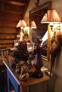 a table with two lamps and a mirror on it at Bed & Breakfast de Kienstee in Schoondijke