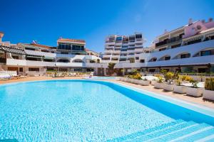 アデへにあるCozy Apartment in Costa Adeje,Torviscas playaの建物前の空きスイミングプール