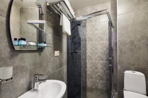 Koupelna v ubytování Hotel Pushkin + 28 fotografií
