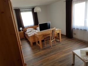 um quarto com uma secretária e um computador em Köhlers Ferienhaus em Schöppenstedt