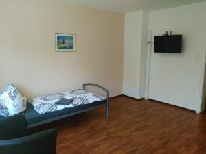 Dormitorio pequeño con cama y TV en Ferienwohnung Duderstadt, en Duderstadt