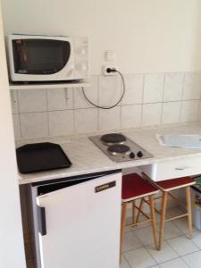 Kuchyňa alebo kuchynka v ubytovaní Kosztolányi Apartmanház