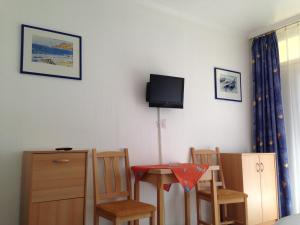 Televízia a/alebo spoločenská miestnosť v ubytovaní Kosztolányi Apartmanház