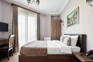 Ένα ή περισσότερα κρεβάτια σε δωμάτιο στο Hotel Pushkin