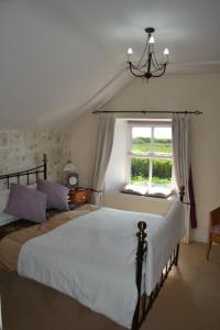 a bedroom with a large bed and a window at Chyheira in Ruan Minor