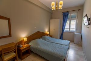 Łóżko lub łóżka w pokoju w obiekcie Hotel Halaris
