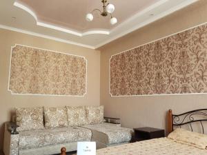 ゲレンジークにあるApartments Gelendzhik Krymskaya streetのベッドルーム1室(ベッド2台、ソファ付)