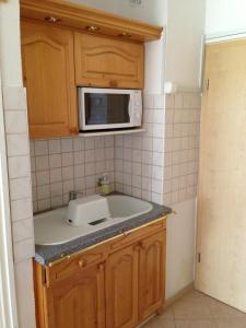 Kuchyň nebo kuchyňský kout v ubytování Kosztolányi Apartmanház